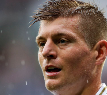 The king is worried that Kroos is not sure if he will fit